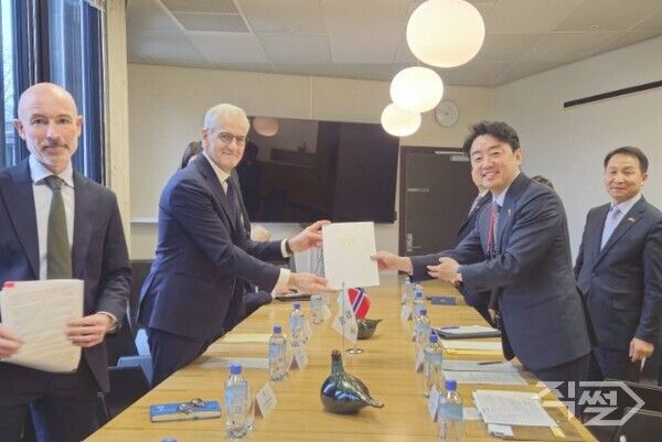 강훈식 대통령 비서실장(오른쪽)과 요나스 가르 스퇴르 노르웨이 총리. [강훈식 실장 페이스북]