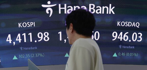 5일 서울 중구 하나은행 딜링룸 모습. [연합뉴스]