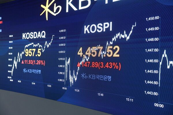 5일 KB국민은행 딜링룸 모습. [연합뉴스]