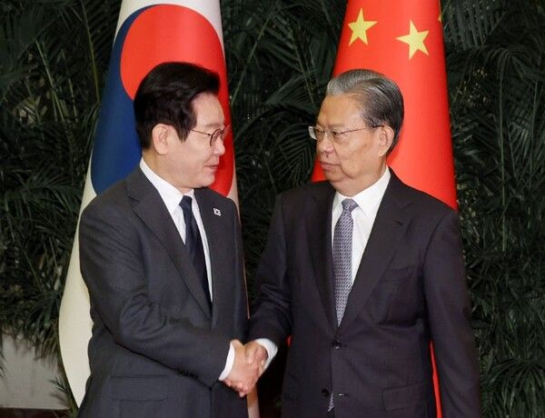 중국을 국빈방문 중인 이재명 대통령이 6일 베이징 인민대회당에서 국회의장 격인 자오러지 전국인민대표대회 상무위원장과 악수하고 있다. [연합뉴스]