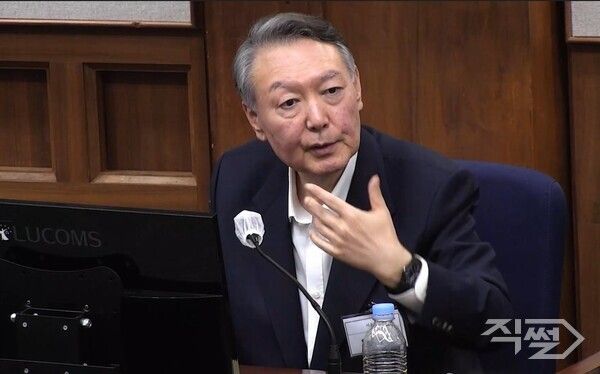 윤석열 전 대통령이 지난달 29일 서울 서초구 서울중앙지법에서 열린 내란 우두머리 혐의 속행 공판에 출석해 발언하고 있다. [서울중앙지법]