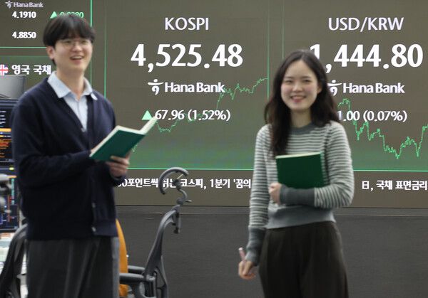 6일 서울 중구 하나은행 딜링룸 모습. [연합뉴스]