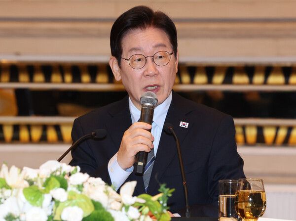 중국을 국빈방문 중인 이재명 대통령이 7일 상하이의 한 호텔에서 열린 순방 기자단 오찬 간담회에서 취재진 질문에 답하고 있다. [연합뉴스]