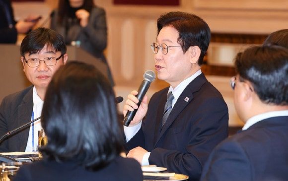 중국을 국빈방문 중인 이재명 대통령이 7일(현지 시각) 상하이의 한 호텔에서 열린 순방 기자단 오찬 간담회에서 발언하고 있다. [사진=연합뉴스]