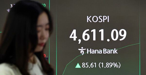 7일 서울 중구 하나은행 딜링룸 모습. [연합뉴스]