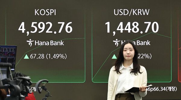 7일 서울 중구 하나은행 딜링룸 모습. [연합뉴스]