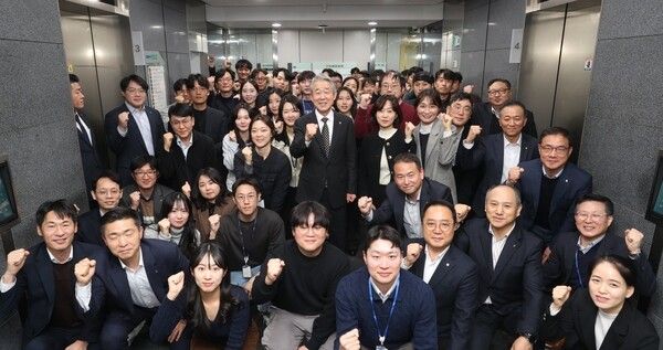 강호동 농협중앙회장(가운데)이 지난 2일 서울시 중구 농협중앙회 본관에서 임직원들이 상호 신년 인사 후 기념촬영을 하고 있다. [농협중앙회장]