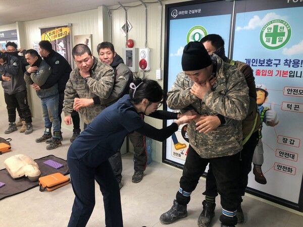 외국인 근로자들이 직접 응급처치 실습을 받고 있다. [한화 건설부문]
