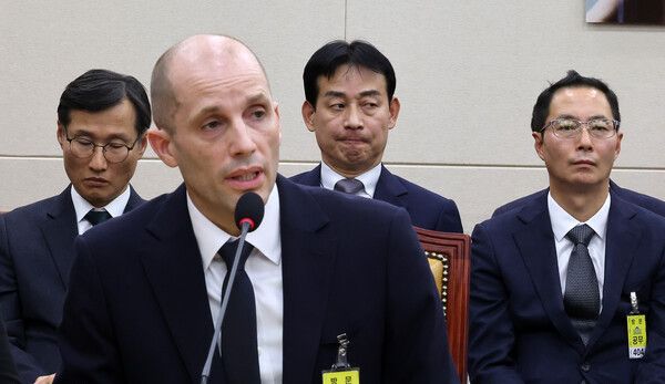 지난달 17일 국회 과학기술정보방송통신위원회에서 열린&nbsp;쿠팡&nbsp;침해사고 관련 청문회에 증인으로 출석한 해롤드 로저스&nbsp;쿠팡&nbsp;대표이사가 의원들 질의에 답변하고 있다. [연합뉴스]