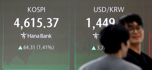 8일 서울 중구 하나은행 본점 딜링룸 모습.&nbsp;이날 오전&nbsp;코스피는 약보합으로 출발해 전날에 이어 다시 장중 4600선을 넘었다. [연합뉴스]