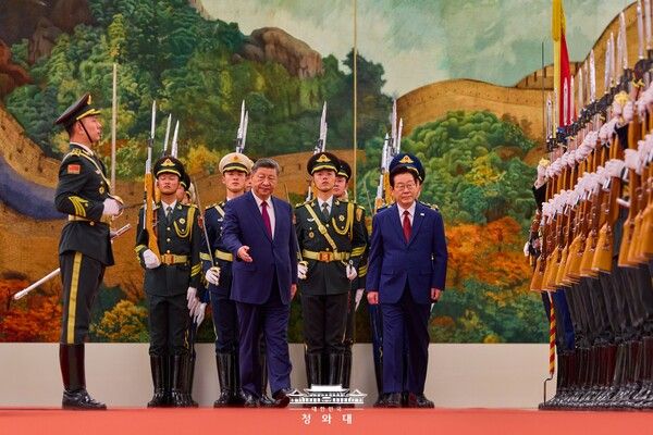 이재명 대통령과 시진핑 중국 국가주석이 5일 베이징 인민대회당에서 열린 이 대통령 공식환영식에 참석하고 있다. [청와대]