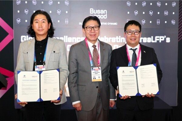 (왼쪽부터) 크리스 곽 코인베스트 대표, 박형준 시장, 황동근 한국엘에프피 대표. [부산시]