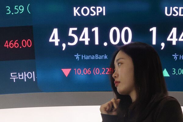 8일 서울 중구 하나은행 딜링룸 모습. [연합뉴스]