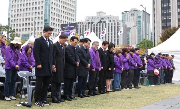 이재명 대통령과 김혜경 여사가 참석한 가운데 29일 서울 광화문광장에서 열린 이태원참사 4주기 기억식에서 참석자들이 묵념하고 있다. [연합뉴스]