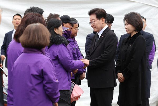 이재명 대통령과 김혜경 여사가 29일 서울 광화문광장에서 열린 이태원참사 4주기 기억식에 입장하며 유가족과 인사하고 있다. [연합뉴스]