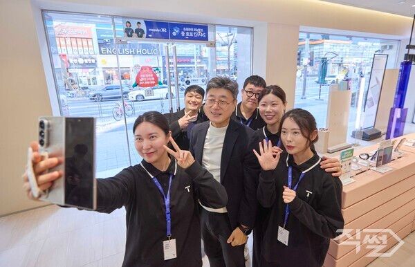 정재헌 SK텔레콤 CEO가 대전의&nbsp;SKT&nbsp;대리점&nbsp;PS&M&nbsp;둔산본점 구성원들과 기념 사진을 촬영하고 있다. [SK텔레콤]