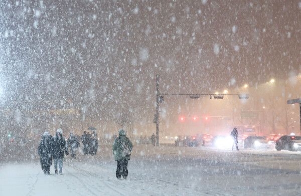 지난달 23일 저녁 눈 내리는 서울 종로구 광화문광장 일대. [연합뉴스]