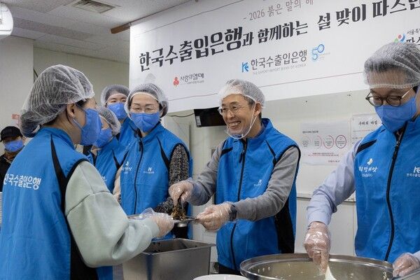 황기연 한국수출입은행장(오른쪽에서 두 번째)을 비롯한 수은 본점 임직원들이 29일 서울역 인근 노숙인 대상 무료 급식소에서 배식 봉사활동 중이다. [한국수출입은행]
