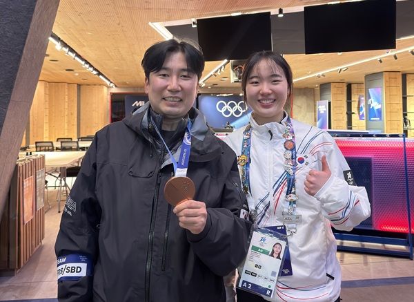 왼쪽부터 스노보드 파크앤파이프 이창호 코치와 유승은 선수가 밀라노-코르티나 올림픽 빅에어에서 동메달을 획득한 뒤 기념촬영을 하고 있다. [대한스키스노보드협회]