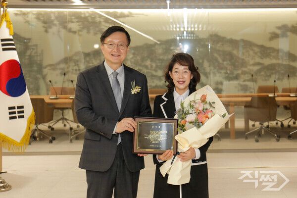 이어룡 대신파이낸셜그룹 회장(오른쪽)이 유홍림 서울대학교 총장으로부터 감사패를 수여 받고 기념사진을 촬영하고 있다. [대신증권]