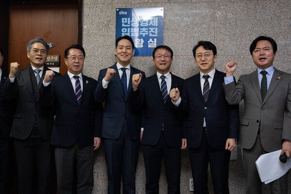 더불어민주당 한병도 원내대표와 천준호 원내운영수석부대표, 김한규 원내정책수석부대표를 비롯한 참석자들이 10일 서울 여의도 국회에서 열린 에서 기념 촬영하고 있다. [연합뉴스]