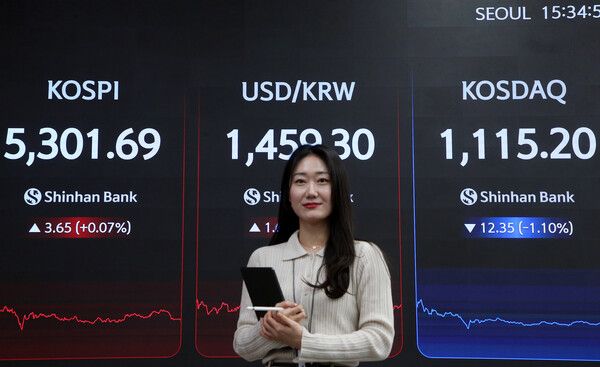 10일 서울 신한은행 본점 딜링룸 모습. [신한은행]