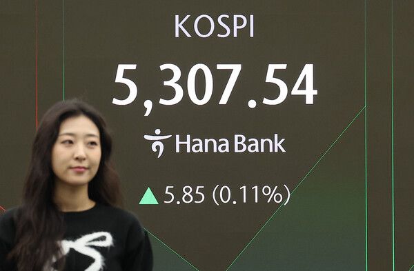 11일 서울 중구 하나은행 딜링룸 모습. [연합뉴스]