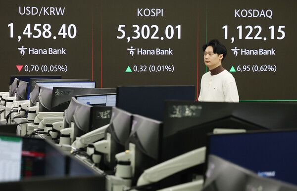 11일 서울 중구 하나은행 딜링룸 모습. [연합뉴스]