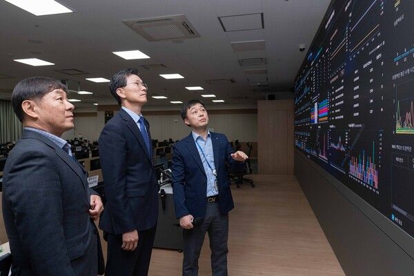 강태영 농협은행장이 지난 10일 경기 의왕 NH통합IT센터를 찾아 비상 운영 계획을 보고 받고 있다. [NH농협은행]