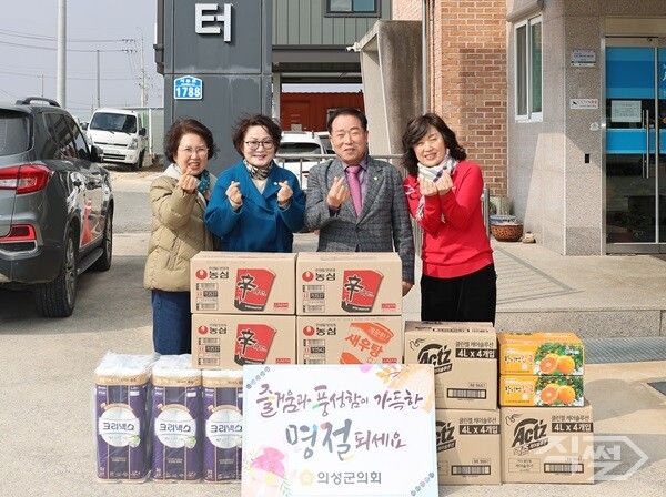 11일 의성군의회가 관내 복지시설을 방문하고 기념촬영을 하고 있다. [의성군의회]