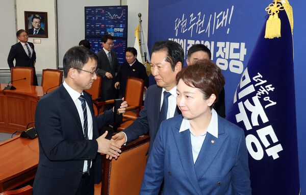더불어민주당 정청래 대표가 10일 국회에서 조국혁신당과의 합당 논의를 주제로 열린 비공개 최고위원회의를 마친 뒤 결과를 발표하고 한병도 원내대표와 악수하고 있다. [연합뉴스]