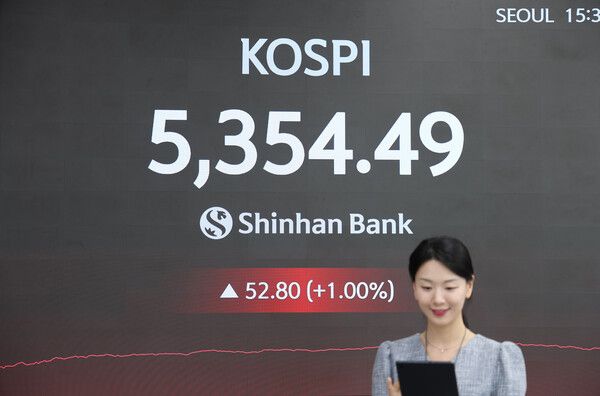 11일 서울 신한은행 본점 딜링룸 모습. [신한은행]