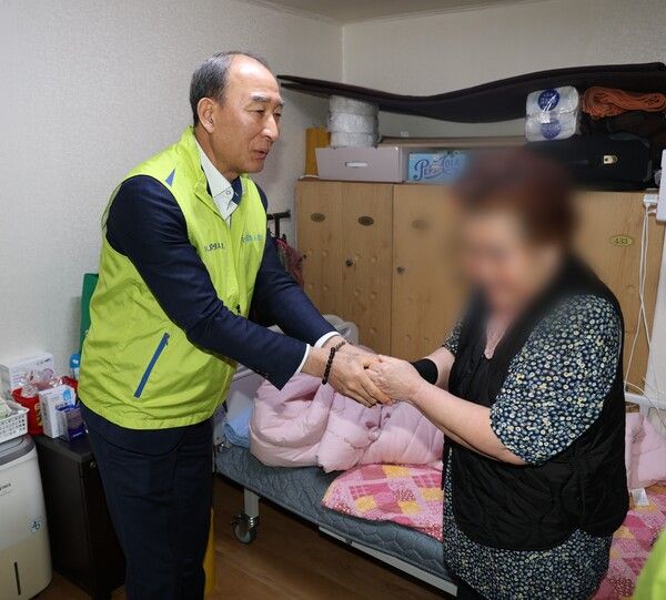 박병희 NH농협생명 대표이사(왼쪽)가 지난 9일 설 명절을 맞아 독거노인 가정을 방문해 선물을 전달하고 안부를 나누고 있다. [NH농협생명]