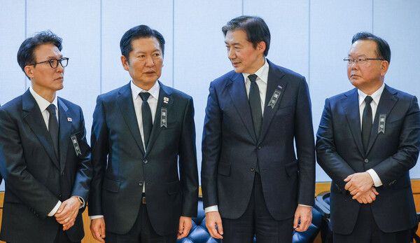 지난달 27일 이해찬 전 국무총리의 빈소에서 김민석 국무총리(왼쪽부터), 더불어민주당 정청래 대표, 조국혁신당 조국 대표, 김부겸 전 국무총리가 조문객을 맞이하고 있다. [연합뉴스]