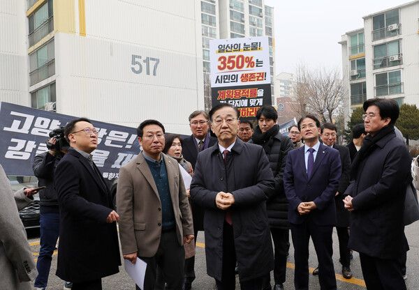 김윤덕 국토교통부장관이 11일 경기도 일산 1기 신도시(고양) 정비사업 선도지구 한 아파트를 방문, 현장 진행 상황을 점검하고 있다. [연합뉴스]