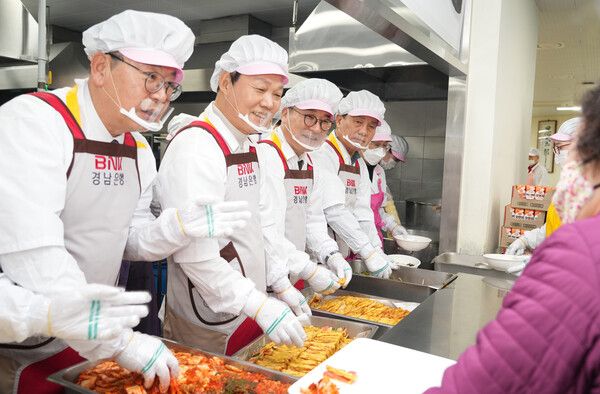 12일 김해시서부노인종합복지관에서 열린 'BNK경남은행과 함께하는 사랑의 떡국 봉사활동'을 하고 있다. (사진 왼쪽부터)홍태용 김해시 시장,&nbsp;박완수 경상남도 도지사,&nbsp;허종구 BNK경남은행 부행장. [BNK경남은행]