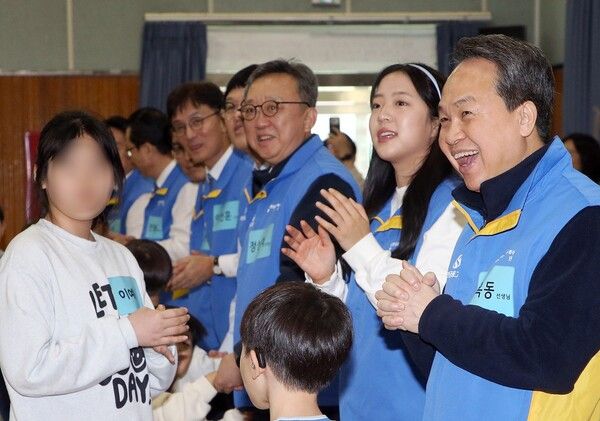 신한금융그룹은 11일 서울 은평구에 위치한 아동양육시설 ‘서울시립 꿈나무마을’에서 그룹 임직원 사회공헌 캠페인인&nbsp;‘솔선수범 릴레이’의 여섯 번째 사업으로 설 명절을 맞아&nbsp;‘자립준비청년 지원’을 위한 봉사활동을 실시했다.&nbsp;‘솔선수범 릴레이’는 신한금융 임직원들이 아이디어 제안부터 기부금 모금, 봉사까지 참여하는 그룹의 대표적인 사회공헌 프로젝트다. 이번 6차 캠페인은 아동양육시설 아이들과 따뜻한 온정을 나누고, 이들 중 자립준비청년들을 위한 실질적인 지원을 이어가기 위해 마련됐다. [신한금융]