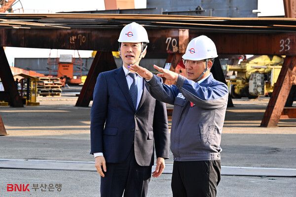 김성주 부산은행장(왼쪽)은 지난 11일 최근 외화지급보증을 지원한 HSG성동조선을 직접 방문해 조선·해양산업 현장을 둘러보고, 부울경지역 특화산업인 해양산업 전반에 대한 현장의 목소리를 청취했다. [BNK부산은행]