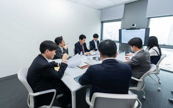 NH농협은행 GIB부문은 지난 11일 런던, 뉴욕, 하노이 등 기업 및 투자금융 권역 7개 해외점포장들과 글로벌 사업전략 화상회의를 개최했다.(사진 왼쪽) 민병도 GIB부문 부행장. [NH농협은행]