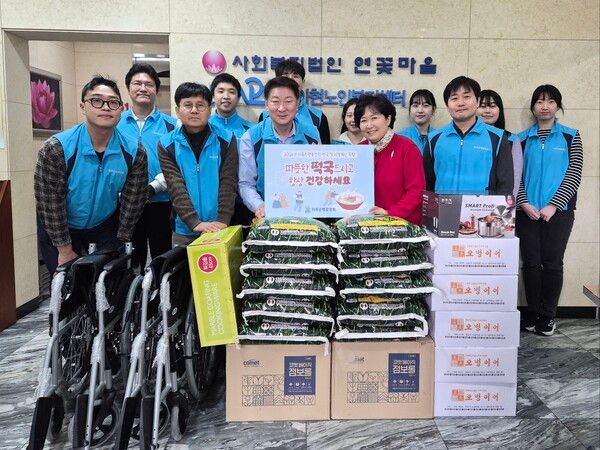 오화경 저축은행중앙회 회장과 임직원들이 기념촬영을 하고 있다. [저축은행중앙회]