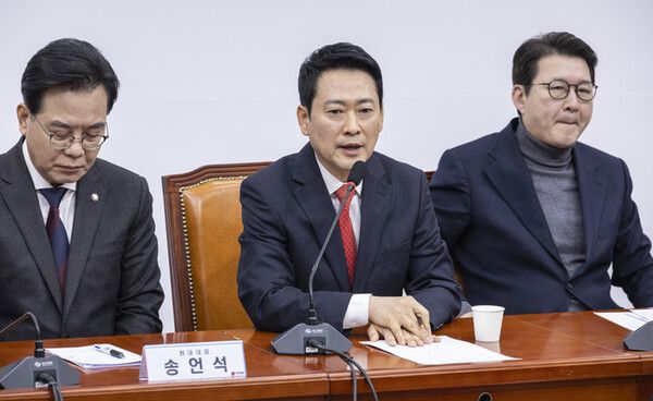 장동혁가운데) 국민의힘 대표가 12일 국회에서 열린 최고위원회의에서 “이재명 대통령, 더불어민주당 정청래 대표와의 오찬에 불참해 달라는 최고위원들의 요청을 받아들여 재고하겠다”는 입장을 밝히고 있다. [연합뉴스]