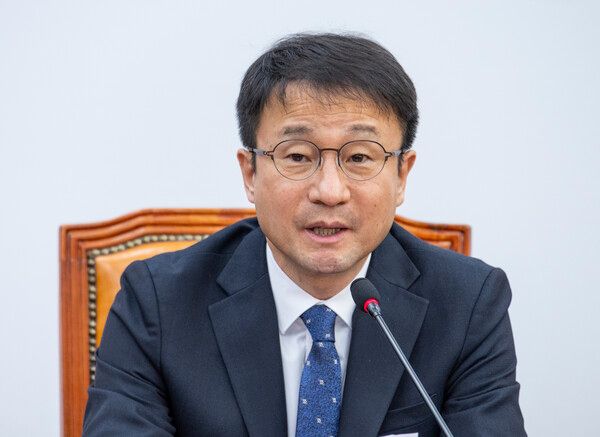 더불어민주당 한병도 원내대표가 12일 국회에서 열린 정책조정회의에서 국회에 계류돼 있는 법안 처리를 강조하는 발언을 하고 있다. [연합뉴스]