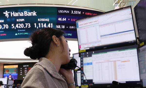 12일 서울 중구 하나은행 딜링룸 모습. [연합뉴스]