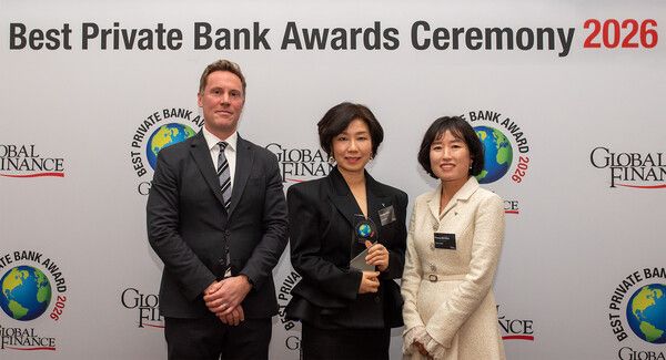 최영미 Club1도곡PB센터지점 최영미 Gold PB부장(가운데), 최영미 성북동지점 VIP PB부장(오른쪽)이 리차드 스콜츠(Richard Scholtz) 글로벌파이낸스 매니징 디렉터(왼쪽)와 지난 10일 기념촬영을 하고 있다. [하나은행]