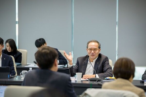 농협금융은 12일 서울 종로구 소재 NH농협타워에서 2026년 제1차 농협금융 AX·DX 최고협의회를 개최했다. 이찬우 농협금융 회장이 회의를 주재하고 있다. [NH농협금융지주]