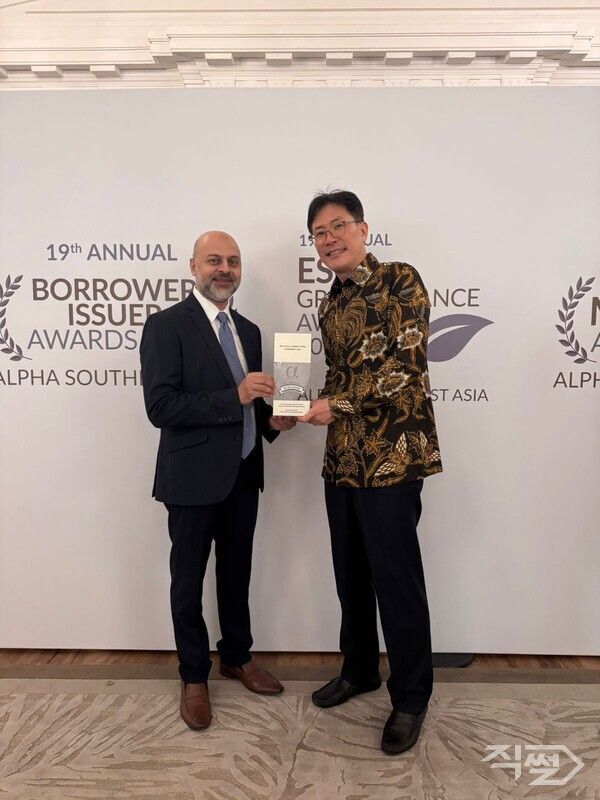 남경훈 한국투자증권 인도네시아 법인장(오른쪽)과 시디크 바자르왈라(Siddiq Bazarwala)&nbsp;알파사우스이스트아시아&nbsp;CEO가 12일 싱가포르 더 풀러턴 호텔에서 열린 시상식에서 기념 사진을 촬영하고 있다. [한국투자증권]
