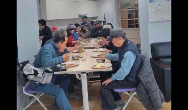 경로당 어르신들이 주 5일 공동급식 시행에 따라 함께 점심식사를 하고 있다. [거제시]