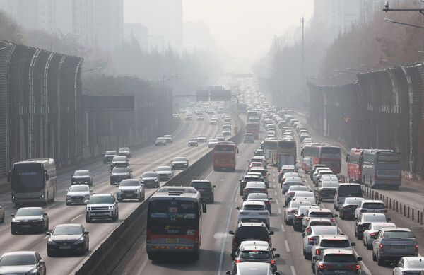 설 연휴 둘째 날인 15일 오전 귀성행렬이 이어지며 고속도로 곳곳에서 정체를 빚고 있다. [연합뉴스]