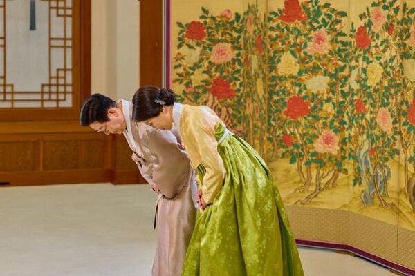 이재명 대통령과 김혜경 여사가 17일 허리를 숙여 설 인사를 하고 있다. [청와대]