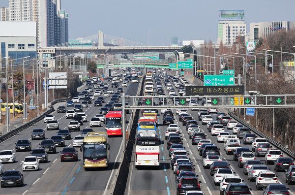 설 연휴 마지막 날인 18일 경기도 용인시 경부고속도로 수원신갈IC 부근 서울방향(오른쪽)이 정체되고 있다. [연합뉴스]